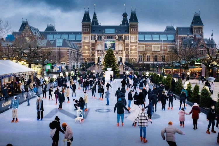 Rumah-rumah para pedagang yang diterangi lampu hingga pengalaman kuliner yang menyajikan kudapan khas Natal Belanda seperti oliebollen dan speculaas 