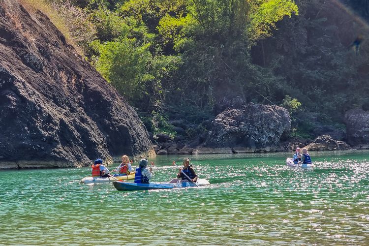 Wisatawan naik kano di Lembah Oya Kedungjati, Yogyakarta.