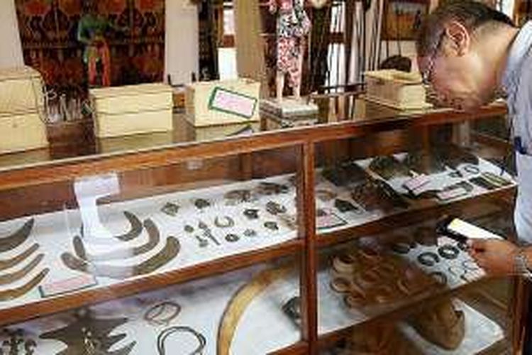 Berbagai pernik budaya Sumba disimpan di Museum Sumba yang terdapat di Rumah Budaya Sumba di Kabupaten Sumba Barat Daya, Nusa Tenggara Timur. Museum ini dibangun untuk melestarikan kebudayaan sumba yang mulai luntur. Foto diambil 15 Februari 2016. 