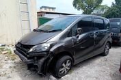 Tabrak Motor di Lampu Merah, Mobil Freed Terbalik di Jalan Slamet Riyadi Solo