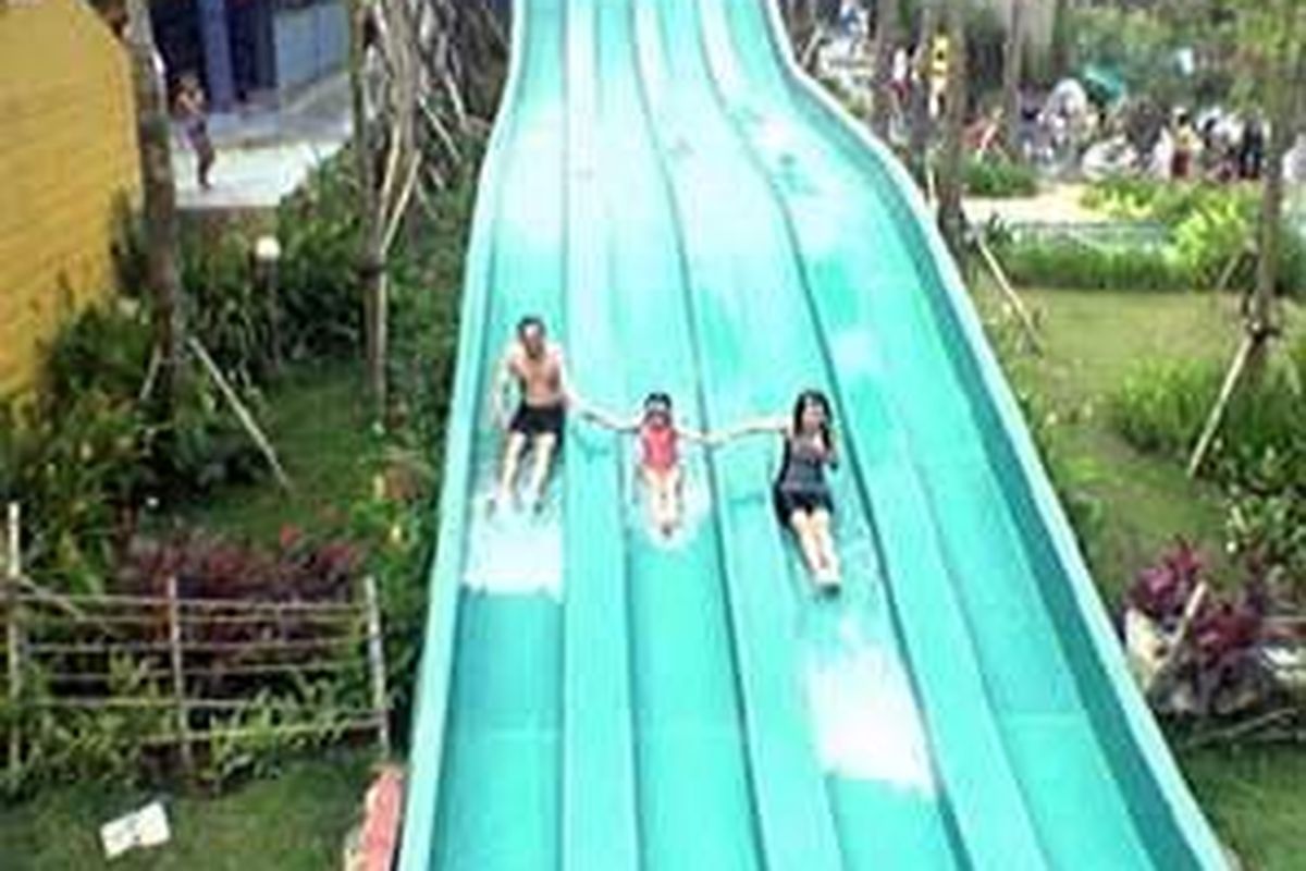 Racer Slide adalah wahana yang terdiri dari empat papan luncur yang dapat digunakan untuk berlomba meluncur ke bawah dari ketinggian 8 meter.