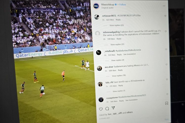 warganet Indonesia membajiri kolom komentar akun Instagram @fifaworldcup, usai FIFA resmi mencabut status Indonesia sebagai tuan rumah Piala Dunia U20 2023.