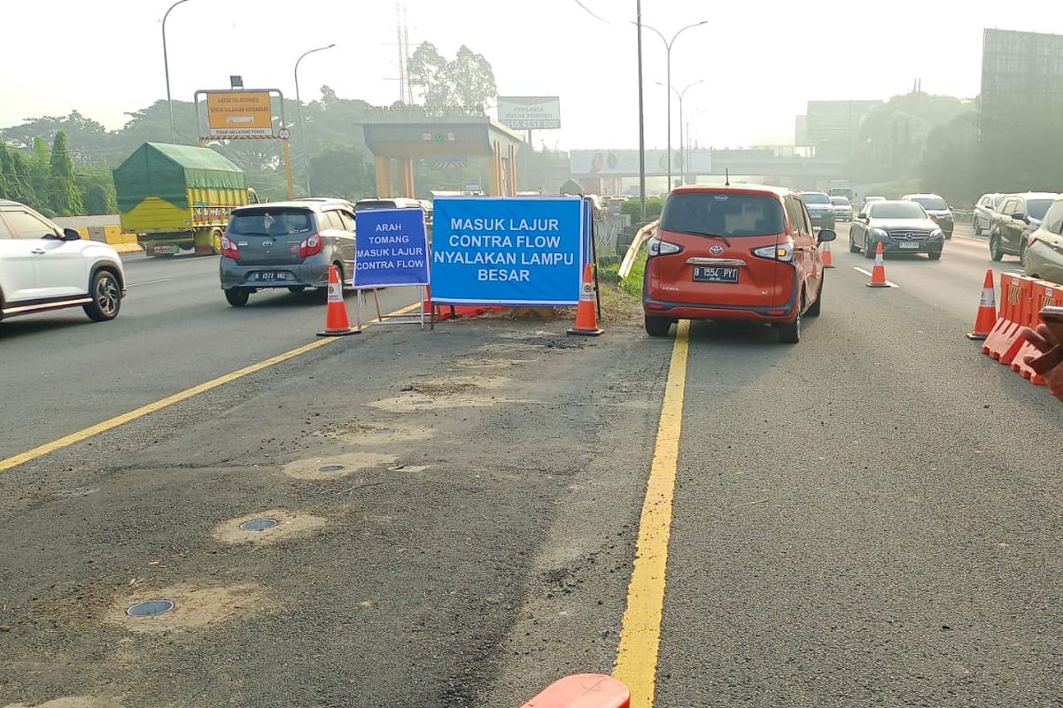 Lalu lintas kendaraan di Jalan Tol Jakarta-Tangerang terpantau padat pada Jumat (24/5/2024) pagi. Jasa Marga memberlakukan contraflow bagi kendaraan arah Jakarta.