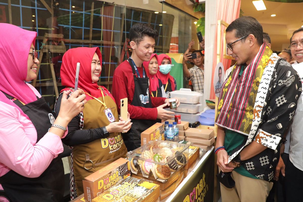 Menteri Pariwisata dan Ekonomi Kreatif (Menparekraf) Sandiaga Uno mengunjungi New Makassar Mall, Kecamatan Wajo, Kota Makassar, Sulawesi Selatan.