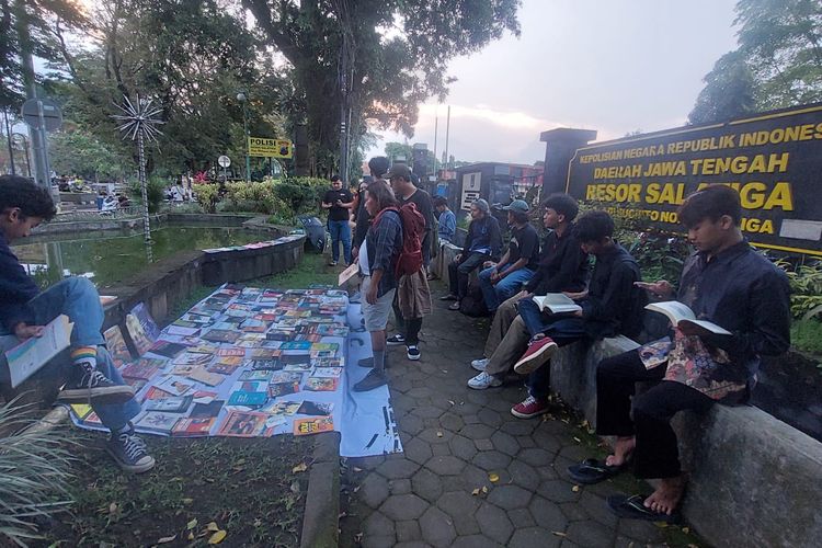 Mengintip Perpustakaan Jalanan Salatiga, Ruang Baca Gratis di Tengah Keramaian Alun-alun Pancasila