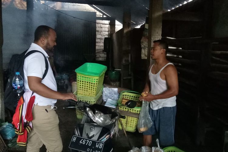 Pembuat tahu di Kota Salatiga tetap berproduksi meski mengurangi volumenya.