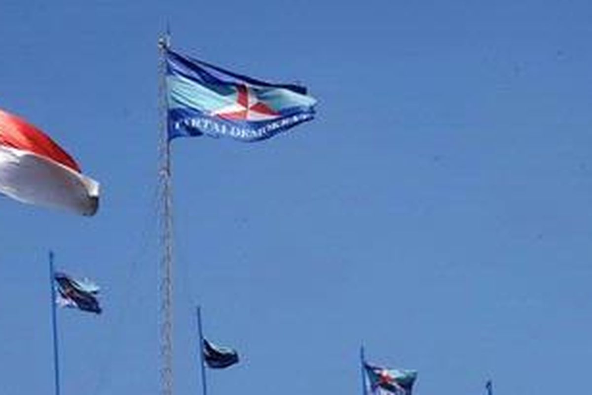 Bendera Partai Demokrat berkibar di kawasan Rawamangun, Jakarta, Minggu (17/6/2012).