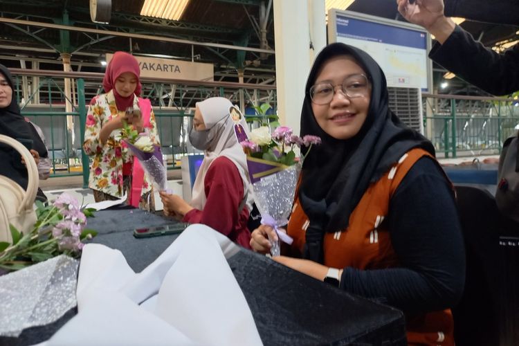 Pelaku perjalanan perempuanndi Stasiun Tugu, Yogyakarta, diajak mengikuti kelas merangkai buket bunga saat peringatan Hari Kartini, Selasa (21/4/2026)