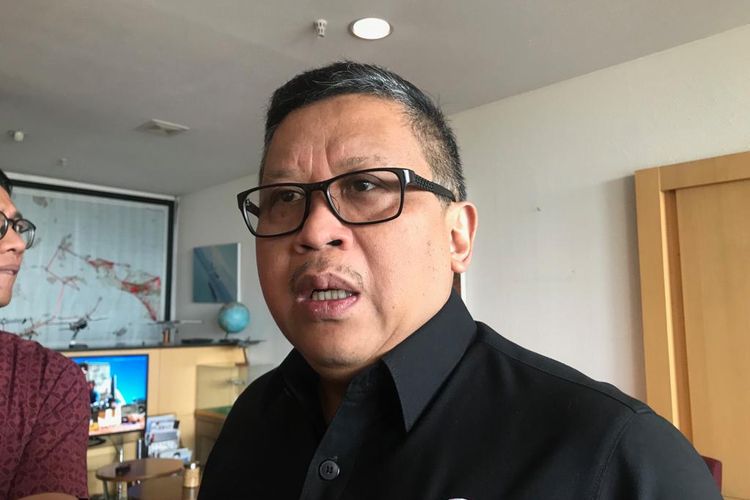 Sekretaris Jenderal Partai Demokrasi Perjuangan Indonesia (PDIP), Hasto Kristiyanto, di Bandara Halim Perdanakusuma, Jakarta Timur, Minggu (8/12/2019).