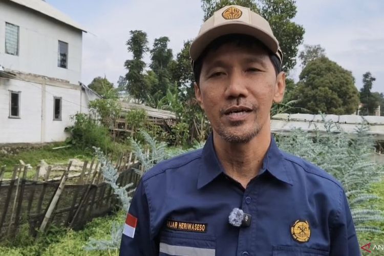 Penyelidik Bumi Ahli Utama Badan Geologi Anjar Heriwaseso saat diwawancarai ANTARA di Cisarua, Kabupaten Bandung Barat, Jawa Barat, pada Senin (26/1/2026). 