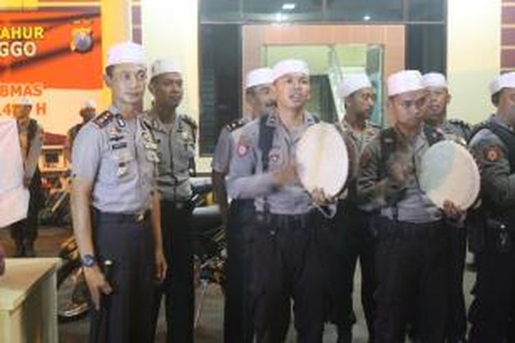 Sejumlah anggota Polres Probolinggo menampilkan kebolehannya dalam bershalawat dan berhadrah. Mereka beraksi dalam patroli sahur.