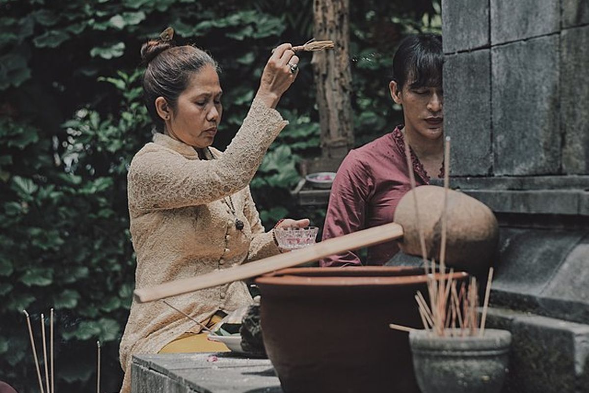 Ibadah memperingati Hari Raya Galungan yang dilakukan di salah satu situs Hindu Jawa di Bantul, Yogyakarta