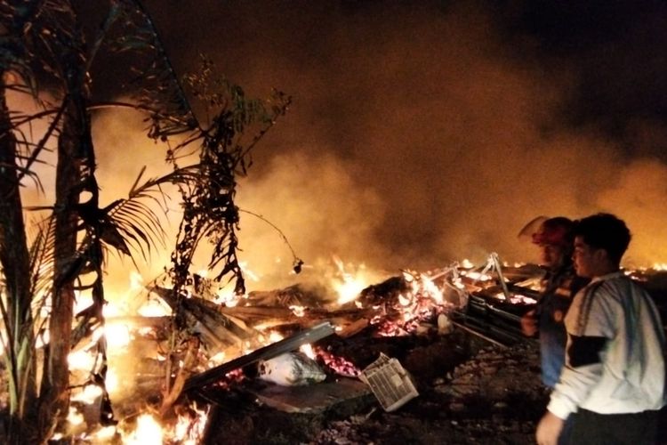Kebakaran 3 Kandang Ayam di Sragen Sebabkan Kerugian Rp 3 Miliar, 52.000 Ekor Ayam Mati