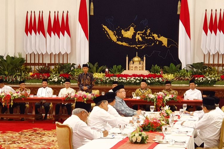 Presiden Joko Widodo berbuka puasa bersama dengan para pimpinan lembaga negara di Istana Negara, Jakarta, Senin (6/5/2019). 