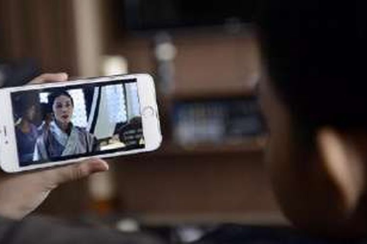 Seorang karyawan menikmati film melalui layanan pengaliran video (video streaming) dari Netflix di Jakarta, Senin (18/1/2016). Netflix memudahkan pengguna menikmati hiburan dalam situasi apa pun dan di mana pun selama ada koneksi internet cepat.