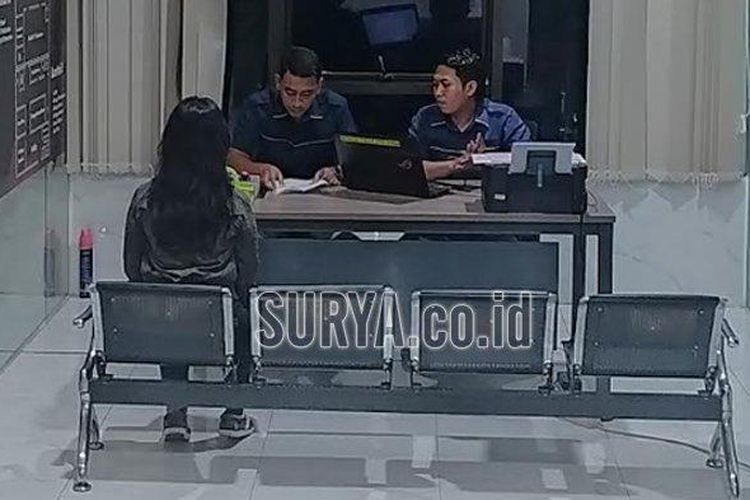 Korban NR melaporkan kasusnya ke ruang pelayanan masyarakat di Gedung Ditreskrimsus Mapolda Jatim, Jumat (17/5/2024) malam. (Surya.co.id/ Luhur Pambudi)