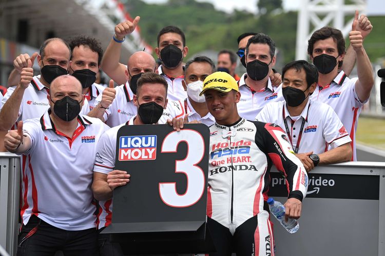 Pebalap Indonesia Mario Suryo Aji (tengah) yang tergabung dalam Honda Team Asia berfoto dengan para kru timnya usai sesi kualifikasi Moto3 seri Pertamina Grand Prix of Indonesia 2022 di Pertamina Mandalika International Street Circuit, Lombok Tengah, NTB, Sabtu (19/3/2022). Mario berhasil meraih posisi ketiga pada kualifikasi tersebut dan berhak start dari grid terdepan pada balapan hari Minggu, 20 Maret 2022.