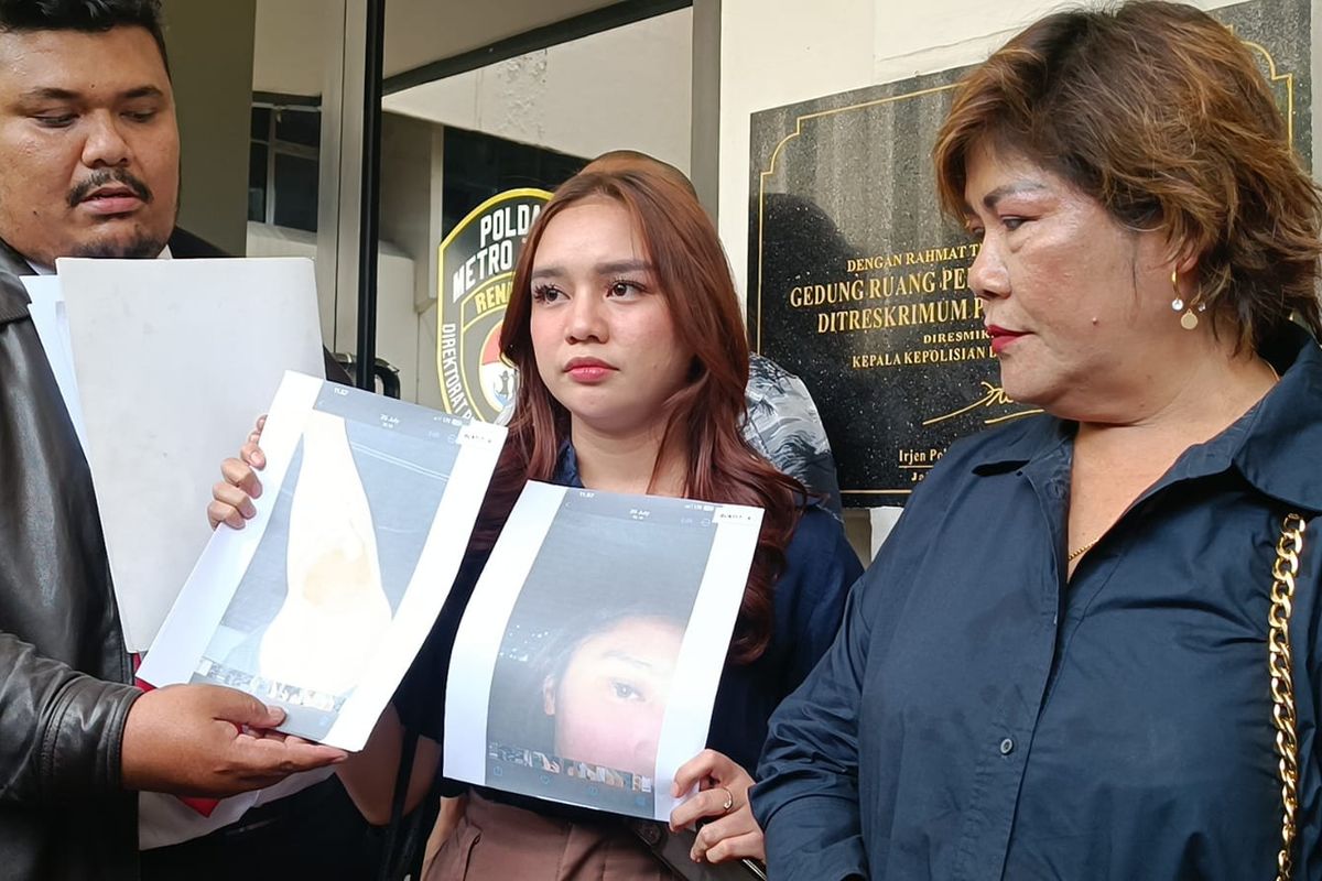 Regi Nazlah (tengah), terlapor kasus dugaan penganiayaan Afifah Riyad, menghadiri undangan klarifikasi dari penyidik Ditreskrimum Polda Metro Jaya, Senin (30/10/2023).