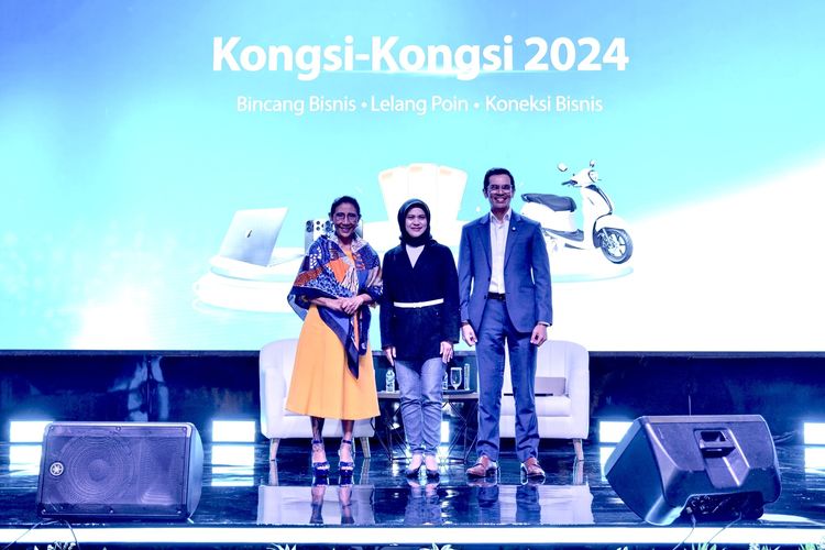 Executive Vice President Mandiri Sekurita Adrian Maulana bersama Susi Pudjiastuti saat menghadiri sesi Bincang Bisnis bertemakan Tenggelamkan Tantangan! Navigasi bisnis untuk menjawab tantangan & peluang di tahun 2025 pada puncak acara Kongsi-kongsi 2024.