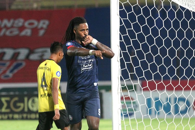 Carlos Fortes ketika merayakan golnya pada laga pekan ke-13 Liga 1 yang mempertemukan Arema FC vs Barito Putera di Stadion Sultan Agung, Bantul, Yogyakarta, Selasa (23/11/2021) malam WIB.