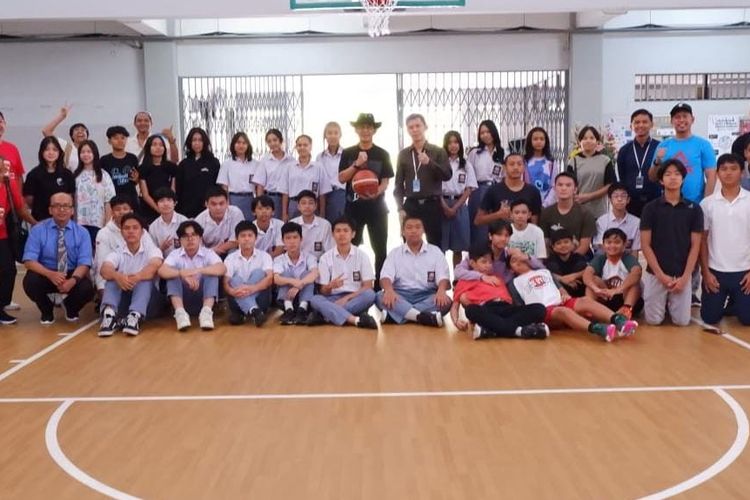  Rangkaian kegiatan PEAK Roadshow bersama tokoh basket Nasional Ary Sudarsono di Kota Jogja berakhir dengan melakukan kunjungan ke Sekolah Budi Utama.