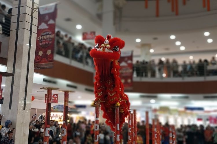 Atraksi Barongsai Tonggak di hari penutupan Imlek 2025 hadir kembali di Kota Tasikmalaya, Jawa Barat, selama 15 tahun terakhir tak pernah hadir dan ditotonton masyarakat Tasikmalaya, Jumat (14/2/2025).