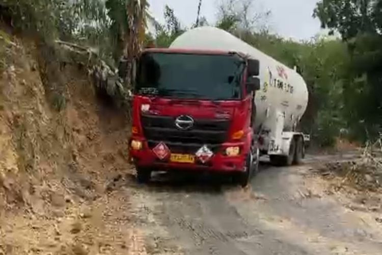 Mobil Pengangkut BBM Tertahan di Banjir Aceh Tamiang