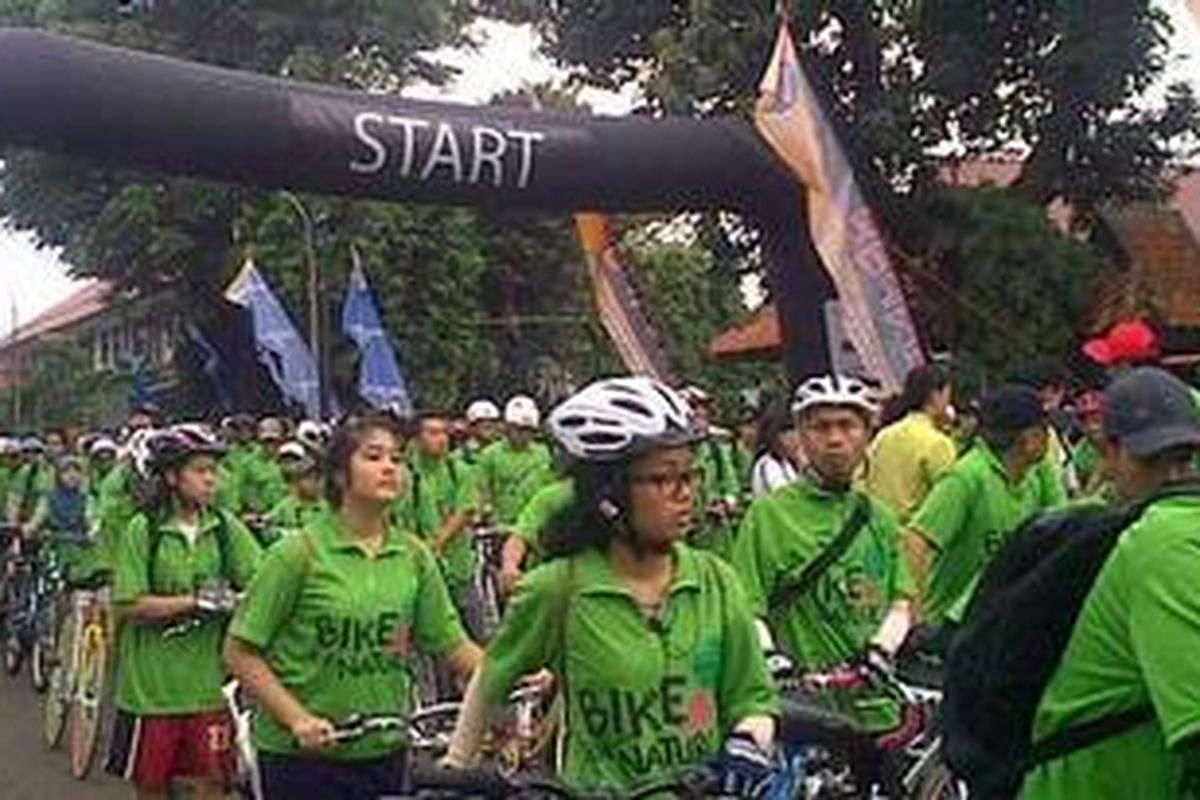 Para peserta Fun Bike Kompas for Nature dilepas dari depan Kantor Kompas Gramedia, Minggu (27/3/2011).