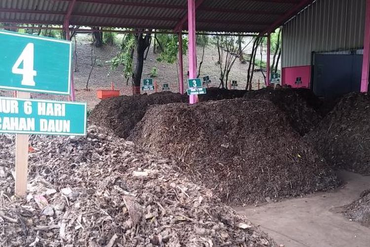 Tumpukan sampah organik diproses dengan metode Kue Lapis di Pusat Daur Ulang Kelurahan Jambangan, Kecamatan Jambangan, Surabaya