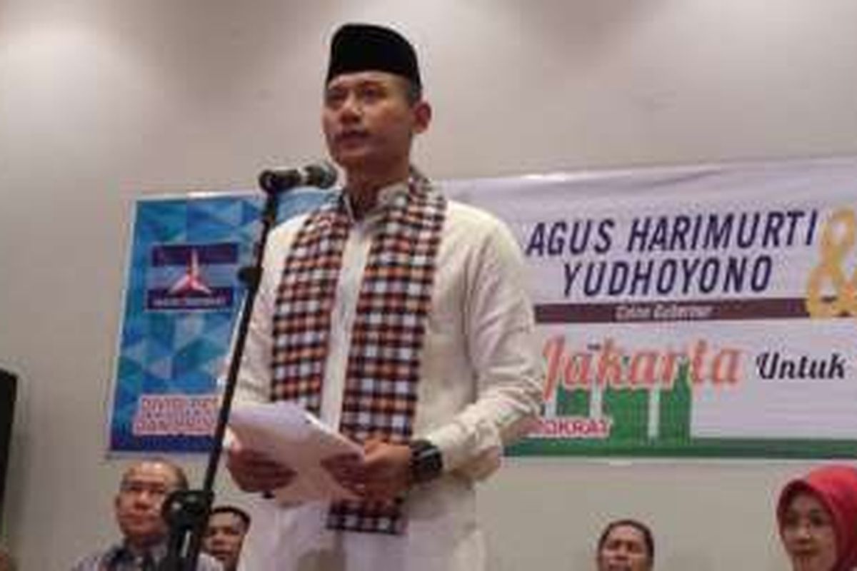 Calon gubernur DKI Jakarta Agus Harimurti Yudhoyono terlihat menggunakan arloji di pergelangan tangannya. 