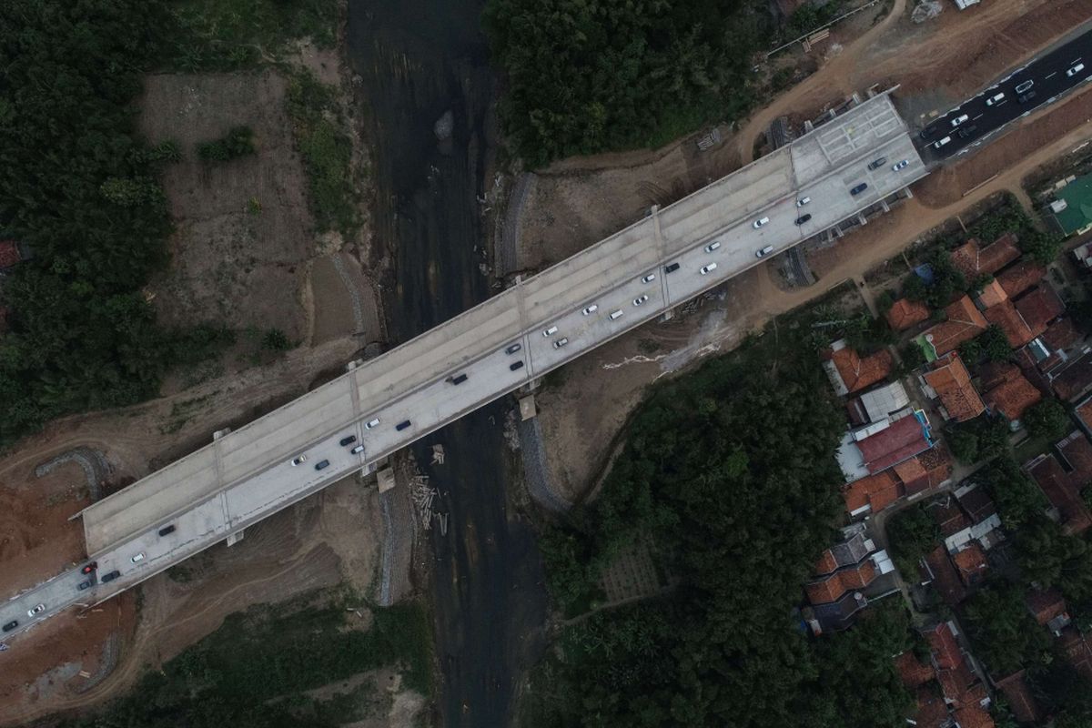Foto udara kendaraan pemudik melintas di ruas Tol Pemalang-Batang, Jawa Tengah, Senin (11/6/2018). Jalan tol tersebut merupakan tol fungsional yang dibuka selama 24 jam hingga H+7 Lebaran.
