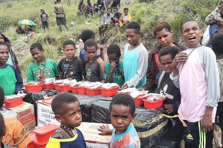 Penyaluran bantuan logistik seberat 17,1 ton secara bertahap oleh Kementerian Sosial (Kemensos) untuk masyarakat terdampak kekeringan di Distrik Agandugume dan Lambewi Kabupaten Puncak Jaya Papua Tengah. 