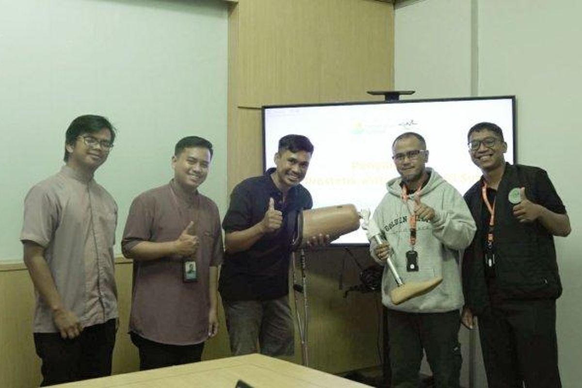 
Golden Medika yang berkolaborasi dengan Rumah Amal Salman memberikan bantuan kaki palsu kepada seorang mantan ojol


