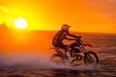 Mau Tahu Cara Bersepeda Motor di Atas Air?