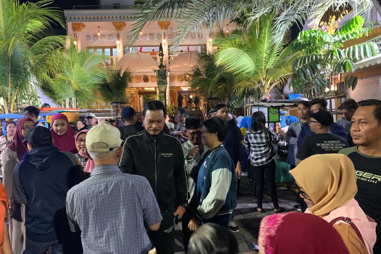 Calon Wali Kota Madiun nomer urut dua, Maidi menyalami warga yang memberikan ucapan selamat atas kemenangannya dalam pilkada 2024 di rumah pribadinya di Jalan Merpati, Kota Madiun, Rabu (27/11/2024).  