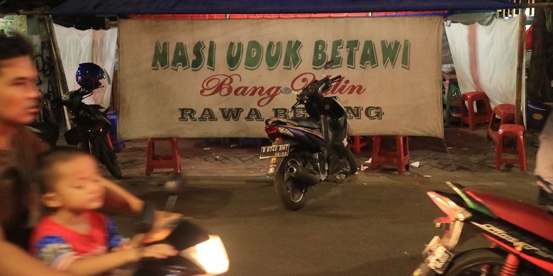 Warung Nasi Uduk Bang Udin di Kawasan Rawa Belong, Palmerah, Jakarta, Kamis (19/5/2017). Warung Nasi Uduk Bang Udin menyediakan nasi uduk dengan lauk seperti semur jengkol, empal goreng, semur tahu tempe dan telor, dan berbagai lauk lainnya.