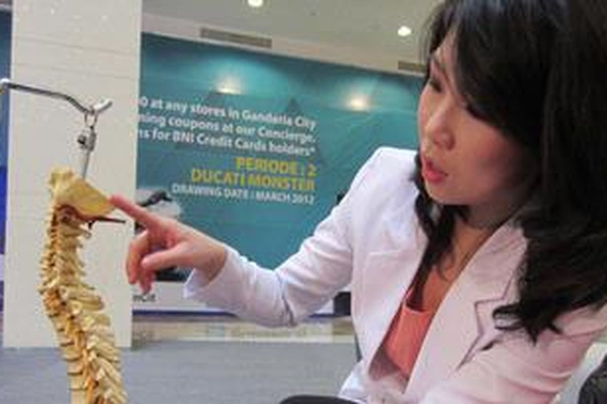 Dokter chiropractic (spesialis tulang belakang dan saraf), dr Magieline Rosalina dari Citralife menjelaskan pemakaian bra yang salah, tak sesuai ukuran, dalam jangka panjang bisa menimbulkan masalah pada tulang belakang. 