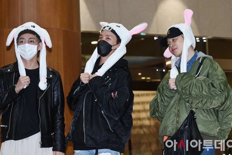 (Dari kiri) V, J-Hope, dan Jimin memakai bunny hat di Bandara Gimpo, Korea Selatan, saat hendak terbang menuju Fukuoka, Jepang, Jumat (15/2/2019).