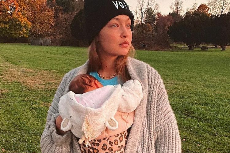 Gigi Hadid mengunggah foto tengah menggendong bayinya di akun Instagram-nya.