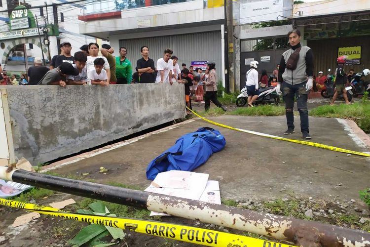 Seorang pria di Semarang ditemukan tewas bercucuran darah ditepi Jalan Majapahit, Kota Semarang, Kamis (14/3/2024).