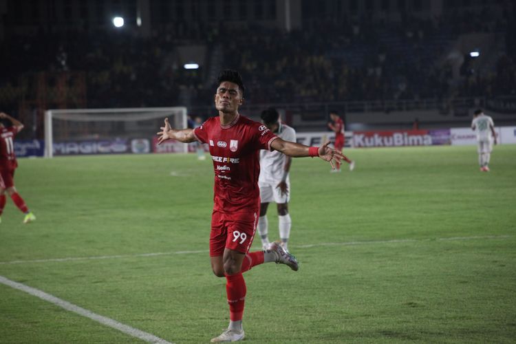 Striker muda Persis Solo, Ramadhan Sananta, melakukan selebrasi usai menjebol gawang Persebaya Surabaya dalam laga uji coba di Stadion Manahan pada Sabtu (24/6/2023) malam WIB. Ramadhan Sananta disebut punya gaya main seperti penyerang timnas Uruguay, Edinson Cavani.