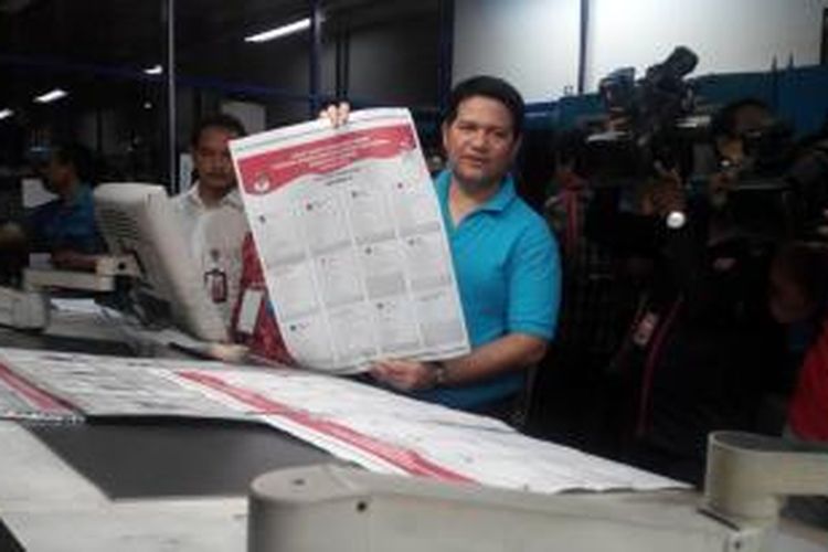 Ketua Komisi Pemilihan Umum (KPU) Husni Kamil Manik menunjukkan surat suara Pemilu 2014 yang telah dicetak di PT Gramedia Printing, Jakarta Selatan.