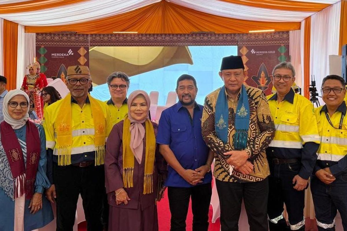Presiden Direktur EMAS Boyke Poerbaya Abidin bersama Gubernur Gorontalo Gusnar Ismail, Wakil Gubernur Ida Syahidah, serta jajarannya saat penuangan emas perdana di Tambang Emas Pani, Kabupaten Pohuwato, Gorontalo, Sabtu (14/2/2026).