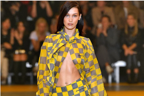 Demam Tinggi, Bella Hadid Tampil Memukau di Paris Fashion Week