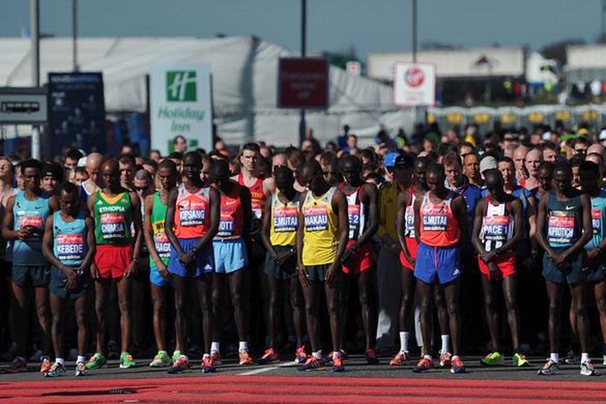 Mengawali London Marathon, Minggu (21/4/2013), para peserta mengheningkan cipta selama 30 detik untuk menghormati para korban penyerangan di Boston Marathon, Senin (15/4/2013). AFP/CARL COURT. 