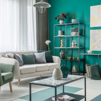 Ilustrasi ruang tamu dengan nuansa hijau zamrud 