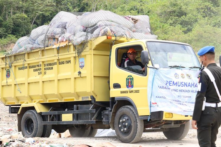 Pemusnahan ballpress oleh KPPBC Nunukan Kaltara. Barang rombengan impor masih menjadi primadona masyarakat yang ingin barang branded dengan harga murah