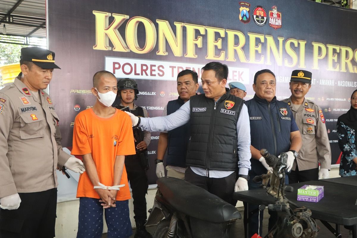 Polisi menangkap pelaku pencurian sepeda motor di wilayah Kecamatan Durenan Kabupaten Trenggalek Jawa Timur, Jumat (24/01/2025).