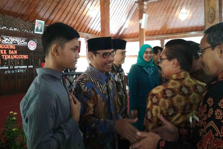 Bupati Temanggung Muhammad Al Khadziq ditemani putranya menyalami tamu undangan seusai serah terima jabatan di Pendopo Pengayoman, komplek Pemda setempat, Kamis (27/9/2018).