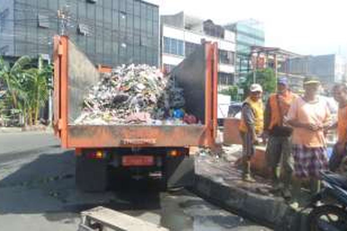 Kali Sentiong dipenuhi sampah, Kamis (8/12/2016)